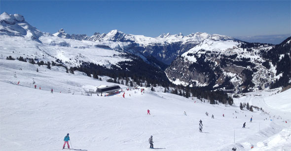 Skiers near Les Carroz